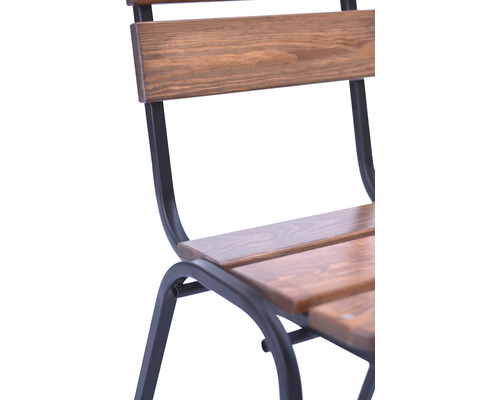 Detail stoličky s drevenými lamelami na kovovom ráme