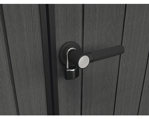 Detail uzamykateľných záhradných dverí s kľučkou a visiacim zámkom