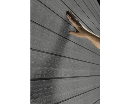 Sivé obkladové panely s drevenou štruktúrou a rukou