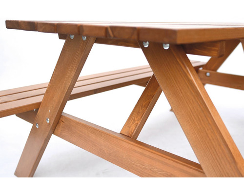 Detail dreveného piknikového stola