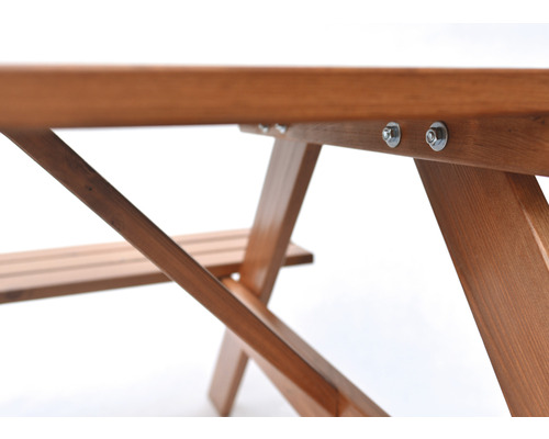 Detail záhradného stola z dreva so skrutkami