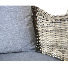 Detailný pohľad na prútené kreslo so sivým čalúnením