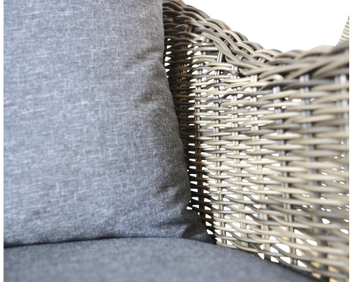 Detailný pohľad na prútené kreslo so sivým čalúnením