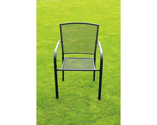 Čierna kovová záhradná stolička na trávniku