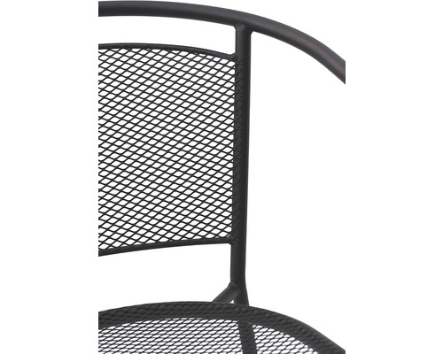 Detailný pohľad na čiernu záhradnú stoličku so sieťovaným vzorom.