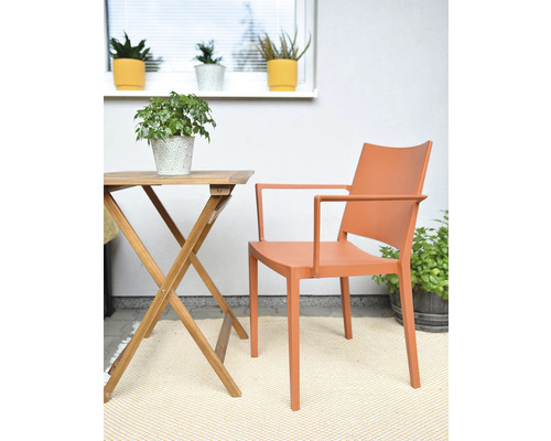 Scéna so záhradným stolom, kreslom a rôznymi rastlinami