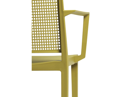 Detailný pohľad na kreslo s prelamovaným operadlom