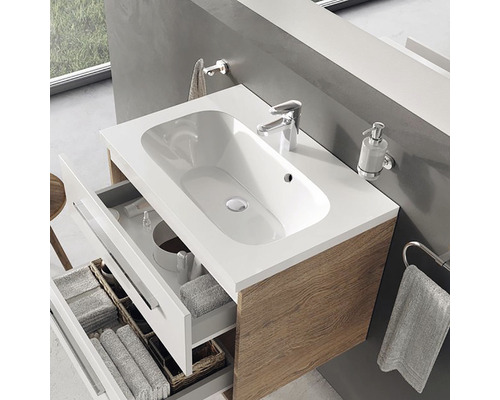 Moderná kúpeľňa s umývadlom, vodovodnou batériou a otvorenou spodnou skrinkou na uloženie