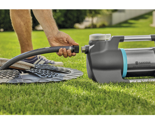 Pripojenie záhradnej hadice k záhradnému čerpadlu na trávniku