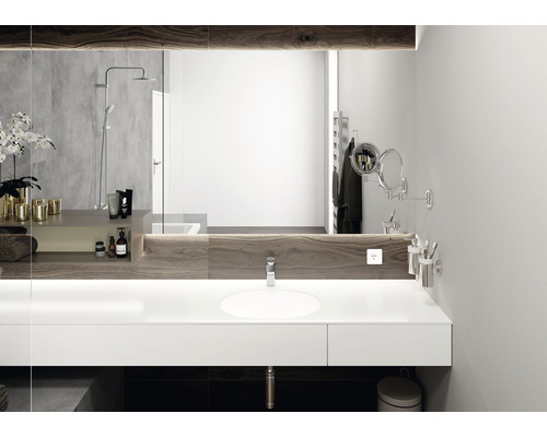 Svetlá kúpeľňa s umývadlom, zrkadlom a drevenými prvkami