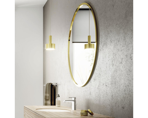 Moderná kúpeľňa s oválnym zrkadlom, umývadlom a osvetlením