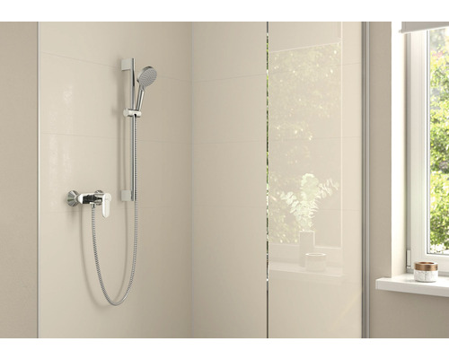 Sprchová batéria s tyčou a sprchovou hadicou v kúpeľni