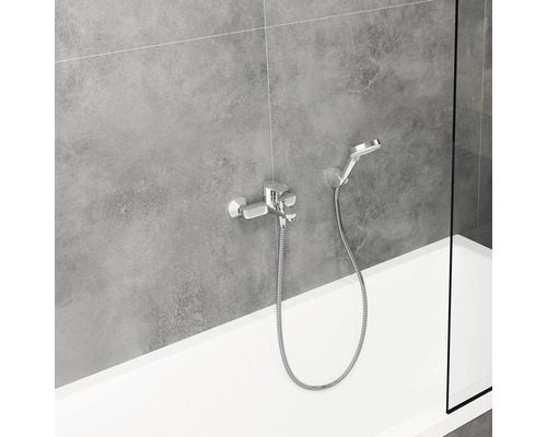 Fotografia nástennej sprchovej batérie s ručnou sprchou pri vani