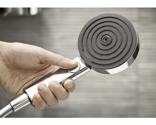 Ruka drží sprchovú hlavicu s rôznymi typmi prúdu