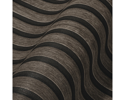 Detail vlnitej tapety s pruhovaným vzorom