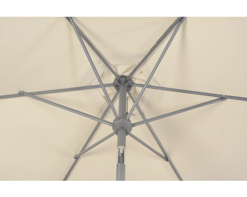 Detailný záber rámu slnečníka s látkovým poťahom