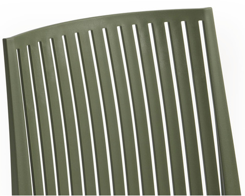 Detailný záber operadla záhradnej stoličky s vertikálnymi lamelami