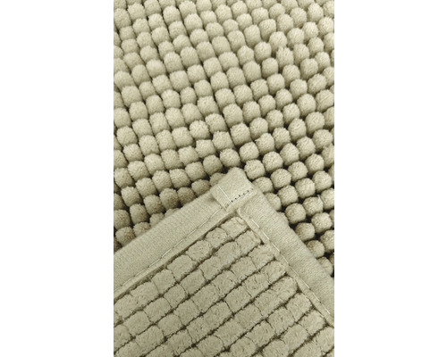 Detailný pohľad na kúpeľňovú predložku s nopkovou štruktúrou a lemovanými okrajmi