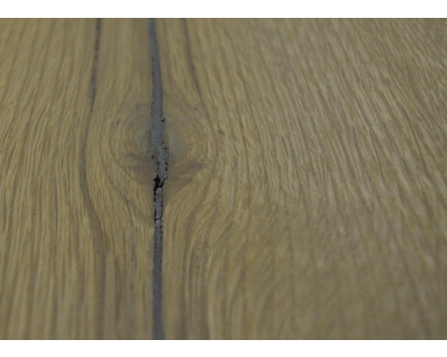 Detail drevenej podlahy s tmavou škárou