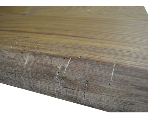 Detailný pohľad na drevenú dosku s označením