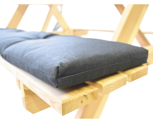 Sivý látkový poťah sedacej podušky na záhradnú lavicu