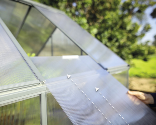 Vkladanie komôrkového panelu do skleníka