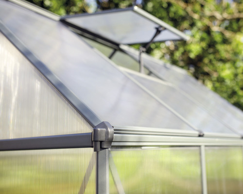 Detail skleníka s otvoreným oknom na vetranie