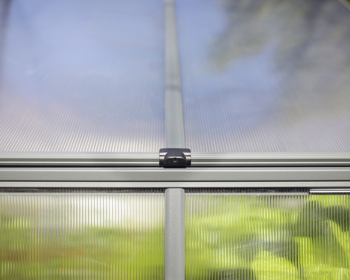 Detailný pohľad na skleník s polykarbonátovými doskami a rámom