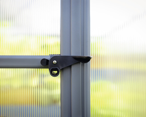 Detail kľučky dverí na dverách so sklenenými tvárnicami