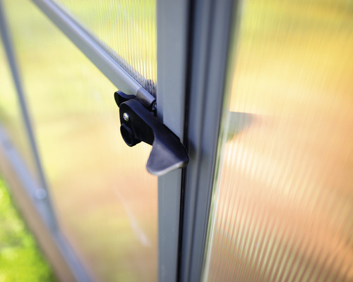 Detailný záber skleníka s rukoväťou