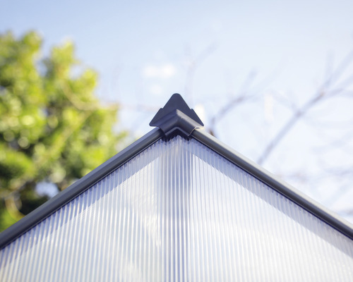 Detail skleníkovej strechy s polykarbonátovými doskami