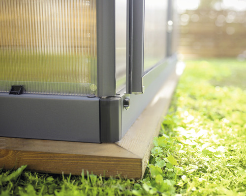 Detail skleníka so základom na tráve