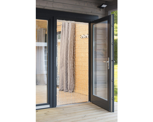 Otvorené terasové dvere s perličkovým závesom a drevenou stenou