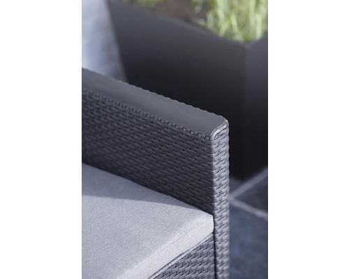 Detail ratanovej záhradnej stoličky so sedákom