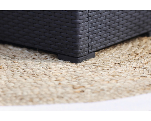 Detail záhradného nábytku s ratanovým vzhľadom na koberci