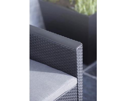 Detailný záber záhradného nábytku so sedákom