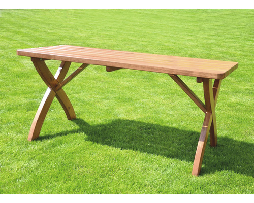 Drevený záhradný stôl so skladacími nohami na trávniku