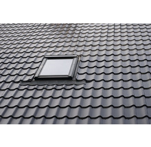 Strecha so strešným oknom a strešnými škridlami