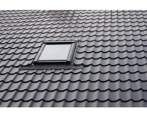 Strecha so strešným oknom a strešnými škridlami