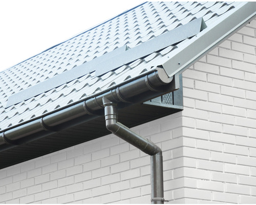 Strecha s odkvapom a zvodom na dome