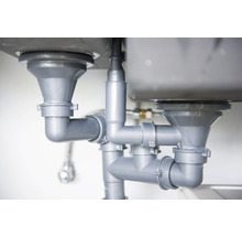 Odtokové potrubia pod dvojitým umývadlom