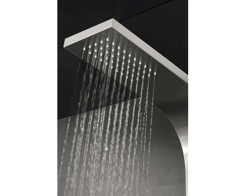 Štvorcová sprchová hlavica s vodnými lúčmi.