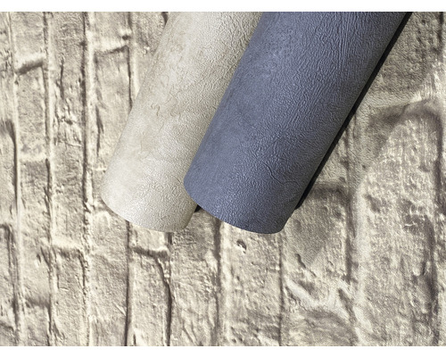 Dve rolky štruktúrovanej tapety na pozadí tehlovej steny