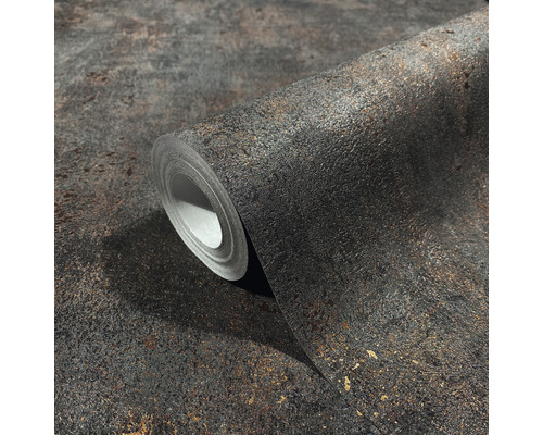 Rolka tapety s kovovou textúrou.