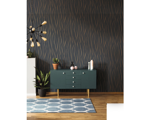 Obývacia izba so vzorovanou tapetou, príborníkom, kobercom a izbovými rastlinami