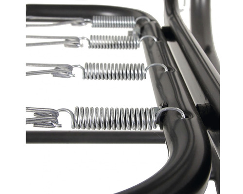 Detail pružín na čiernom kovovom ráme