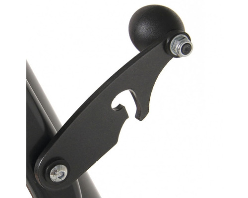 Detail posilňovacieho stroja s rukoväťou a otváračom na fľaše