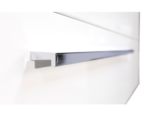 Detailný záber nábytkovej skrinky s úchytkou