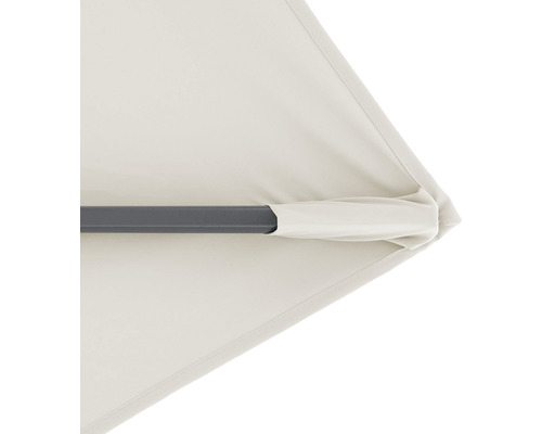 Detailný záber slnečníka s kovovou tyčou a látkovým poťahom