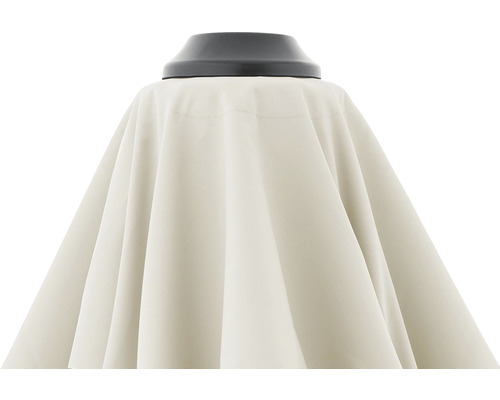 Detailný záber slnečníka s béžovým poťahom